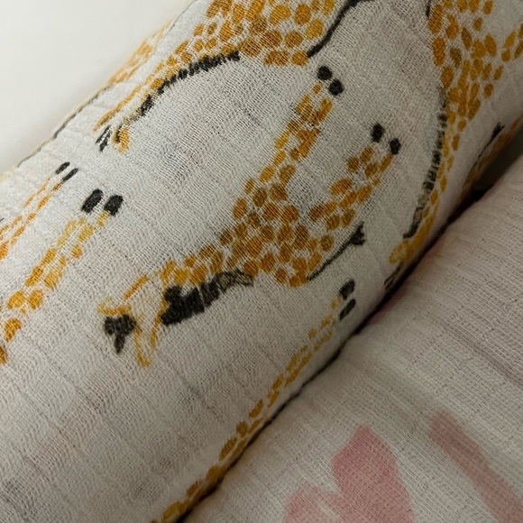 Burt's Bees Baby Swaddles Muslin Cotton Baby Blankets Lot 2 Giraffe Elephant - Picture 3 of 5